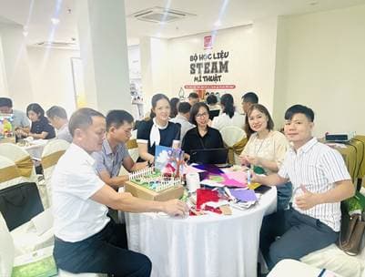 SÁNG TẠO KHÔNG GIỚI HẠN HÀNH TRÌNH THẦY CÔ TRẢI NGHIỆM BỘ HỌC LIỆU STEAM MĨ THUẬT